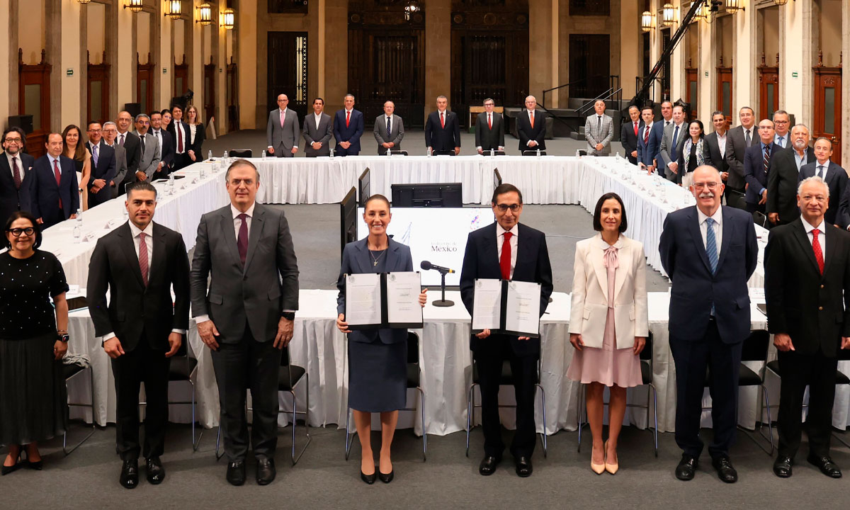 Claudia Sheinbaum firma la renovación del PACIC; buscan que canasta básica quede en 910 pesos